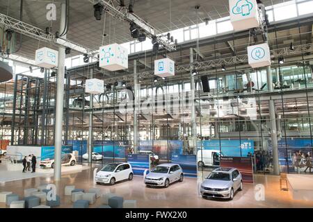 Dresden, Germania. 07 apr, 2016. Le vetture Volkswagen sono visti presso la fabbrica trasparente della Volkswagen AG in occasione di un press tour di Dresda, in Germania, 07 aprile 2016. La fabbrica di trasparente ha riaperto tre settimane dopo la fine della carrozza Phaeton di produzione. Una mostra sulla mobilità elettrica e digitalizzazione, con più di 40 mostre e automobili, aperto nel mese di aprile. Foto: Sebastian Kahnert/dpa/Alamy Live News Foto Stock