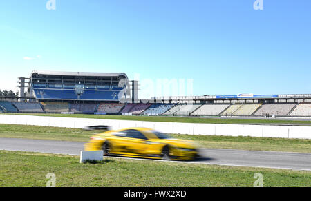 Hockenheim, Germania. 8 apr, 2016. Timo Glock del BMW Team RMG gare con la sua BMW M4 racing auto sul percorso di gara prima dell'apertura ufficiale della stagione 2016 di German Touring Car Masters (DTM) sul circuito di Hockenheim, in Germania, 8 aprile 2016. Foto: Uwe Anspach/dpa/Alamy Live News Foto Stock