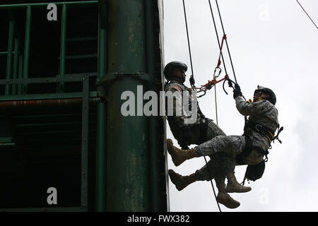 (160408) -- RIZAL provincia, 8 aprile 2016 (Xinhua) -- soldati dell'U.S. Esercito di guardie nazionali rappel durante la ricerca e salvataggio in aree urbane attività del 2016 RP-US Balikatan esercitazioni militari congiunte in Camp Capinpin nella provincia di Rizal, Filippine, 8 aprile 2016. L'attività mira a migliorare la risposta di emergenza capacità tra gli Stati Uniti Esercito e Forze Armate delle Filippine (AFP). Balikatan 2016 si concentra su basate su uno scenario e azione combinata nella pianificazione di difesa, di soccorso in caso di catastrofe, civica e assistenza di livello tattico la formazione sul campo. Circa 3.700 soldati filippini e 5.000 US MIL Foto Stock