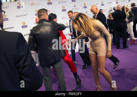 Fino a Lindemann ( Rammstein ) e Sophia Thomalla al Premio ECHO 2016 a Berlino, , 07.04.2016 © dpa picture alliance/Alamy Live News Foto Stock