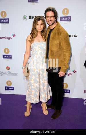 Tom Beck und Freundin Chryssanthi Kavazi al Premio ECHO 2016 a Berlino, , 07.04.2016 © dpa picture alliance/Alamy Live News Foto Stock