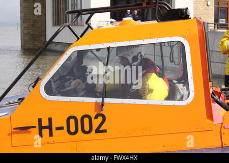 RNLI Stazione Hovercraft Morecambe, Lancashire, Regno Unito dal 8 aprile 2016, Morecambe RNLI Hovercraft la Hurley Flyer è lanciato dalla vita stazione delle barche di fronte al Midland Hotel di respones alle persone di essere riportati in acqua a Bolton - le sabbie - Credito: David Billinge/Alamy Live News Foto Stock