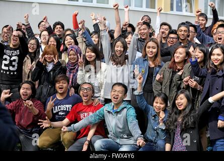 Estera diplomati pongono al West sassone dell Università di Scienze Applicate di Zwickau, Germania, 08 aprile 2016. La prima gli studenti stranieri hanno frequentato i corsi di preparazione per l'economia e ingegneria durante il 2015 semestre invernale. Per il semestre estivo in marzo, 38 elite studenti provenienti dalla Cina è arrivato. Tutti loro hanno una lingua Tedesca diploma e sono stati qualificati per studiare in Germania con specialmente buona scuola conquiste. Dopo aver superato il test di valutazione (FSP) nel gennaio 2017 saranno qualificati per gli studi universitari in Germania. Foto: JAN WOITAS/dpa Foto Stock