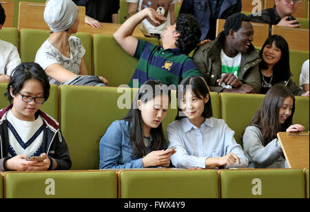 Estera diplomati sedersi in una sala presso la West sassone dell Università di Scienze Applicate di Zwickau, Germania, 08 aprile 2016. La prima gli studenti stranieri hanno frequentato i corsi di preparazione per l'economia e ingegneria durante il 2015 semestre invernale. Per il semestre estivo in marzo, 38 elite studenti provenienti dalla Cina è arrivato. Tutti loro hanno una lingua Tedesca diploma e sono stati qualificati per studiare in Germania con specialmente buona scuola conquiste. Dopo aver superato il test di valutazione (FSP) nel gennaio 2017 saranno qualificati per gli studi universitari in Germania. Foto: JAN WOITAS/dpa Foto Stock