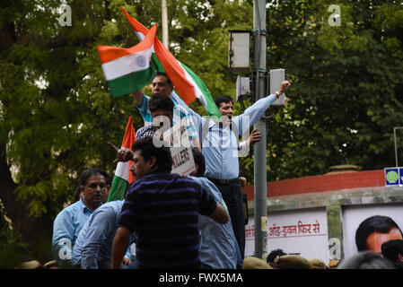 Jantar Mantar Road, New Delhi, India. 8 apr, 2016. I manifestanti che protestavano contro l'azione della polizia su studenti dell Istituto Nazionale di tecnologia, Srinagar. Ringraziamo Abhishek Kumar/Alamy Live News Foto Stock