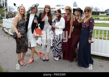 Eglinton, Liverpool, Regno Unito. 08 apr, 2016. Crabbies gran festa nazionale il giorno 2. Racegoers posano per una foto. Credito: Azione Sport Plus/Alamy Live News Foto Stock