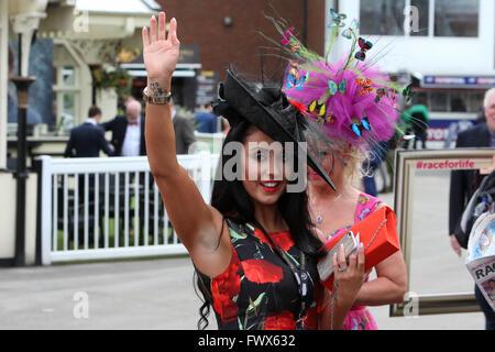 Eglinton, Liverpool, Regno Unito. 08 apr, 2016. Crabbies gran festa nazionale il giorno 2. Glamorous racegoers arriva al via. Credito: Azione Sport Plus/Alamy Live News Foto Stock