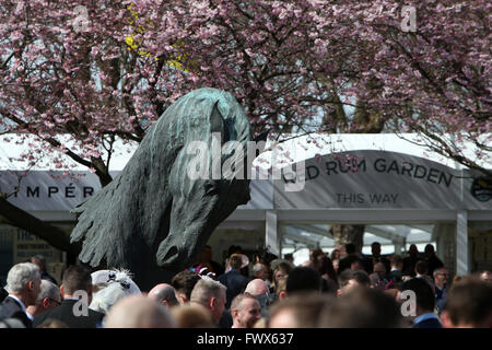 Eglinton, Liverpool, Regno Unito. 08 apr, 2016. Crabbies gran festa nazionale il giorno 2. Una vista della Red Rum statua. Credito: Azione Sport Plus/Alamy Live News Foto Stock