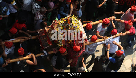 Kathmandu, Nepal. 08 apr, 2016. Persone provenienti da comunità Newar ha portato il carro di Kankeshwori per la celebrazione del carro il festival. Il carro il festival di Kankeshwori, Bhadrakali e Sankata si celebra ogni anno un giorno dopo Ghodejatra per conquistare la tre giorni di " Pahan Chahre' festival nella comunità Newar. Credito: Archana Shrestha che Pacifico/press/Alamy Live News Foto Stock