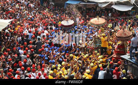 Kathmandu, Nepal. 08 apr, 2016. La gente della comunità Newar celebrare chariot festival di Kankeshwori, Bhadrakali e Sankata indossano cappucci colorati a motivo in Kathmandul. Il festival è celebrato ogni anno un giorno dopo Ghodejatra per conquistare la tre giorni di " Pahan Chahre' festival nella comunità Newar. Credito: Archana Shrestha che Pacifico/press/Alamy Live News Foto Stock