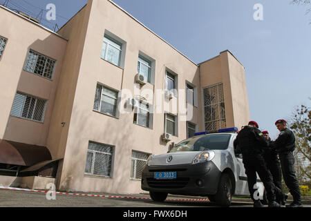 Kiev, Ucraina. 08 apr, 2016. Una macchina della polizia è visto di fronte al palazzo di Holosiivskyi District Court. Le persone non identificato ha gettato una Molotov cocktail attraverso la finestra del gabinetto del Holosiivskyi giudice distrettuale Mykola Didyk, chi è incaricato di giudicare il caso su due soldati russi catturati durante il combattimento nella dilaniata dalla guerra in Ucraina orientale. Holosiivskyi corte distrettuale di Kyiv continua audizione su accuse di crimini di guerra e di terrorismo due soldati russi trattenuti in una zona di combattimento. © Sergii Kharchenko/Pacific Press/Alamy Live News Foto Stock