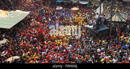 Kathmandu, Nepal. 08 apr, 2016. Persone provenienti da comunità Newar celebrare chariot festival di Kankeshwori, Bhadrakali e Sankata indossano cappucci colorati a motivo. Il festival è celebrato ogni anno un giorno dopo Ghodejatra per conquistare la tre giorni di " Pahan Chahre' festival nella comunità Newar. Credito: Archana Shrestha che Pacifico/press/Alamy Live News Foto Stock