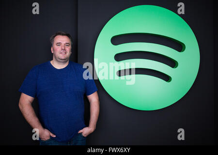 Berlino, Germania. 07 apr, 2016. Stefan Zilch, CEO di Spotify GmbH, sorge di fronte al Spotify logo in Berlino, Germania, 07 aprile 2016. Foto: Sophia Kembowski/dpa/Alamy Live News Foto Stock