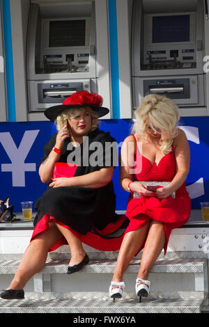 Liverpool, Merseyside, Regno Unito dal 8 Aprile, 2016. Grand National Ladies giornata presso l'Aintree. Alla luce degli anni precedenti, quando il partecipante abiti hanno ricevuto attenzione per tutti i motivi sbagliati, funzionari presso il Grand National ha esortato quest'anno racegoers a 'smartora fino' per far sì che il caso più "aspirazioni". Credito: Mar fotografico/Alamy Live News Foto Stock