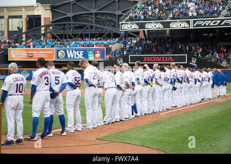 Queens, a New York, Stati Uniti d'America. 8 Aprile, 2016. NY Mets gioco di apertura di credito Citifield: Louise Wateridge/ZUMA filo/Alamy Live News Foto Stock