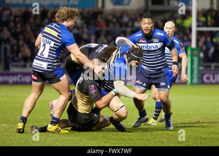 AJ Bell Stadium, Salford, Regno Unito. 08 apr, 2016. European Champions Cup. Vendita rispetto a Montpellier. Vendita squali bloccare Andrei Ostrikov viene affrontato. Credito: Azione Sport Plus/Alamy Live News Foto Stock