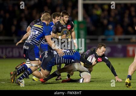 AJ Bell Stadium, Salford, Regno Unito. 08 apr, 2016. European Champions Cup. Vendita rispetto a Montpellier. Montpellier fullback Jesse Mogg viene affrontato mediante la vendita di bloccaggio degli squali Andrei Ostrikov. Credito: Azione Sport Plus/Alamy Live News Foto Stock