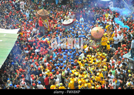 Kathmandu, Nepal. 08 apr, 2016. I devoti celebrando Pahchare Parba Festival a motivo, Kathmandu, Nepal. Durante il festival, devoti celebrato tre carri di dea Kankeshwori, Bhadrakali Sankata e. I tre giorni del festival termina dopo lo smantellamento del log in legno situato a Indra Chowk, Kathmandu, Nepal. Credito: Narayan Maharjan/Pacific Press/Alamy Live News Foto Stock