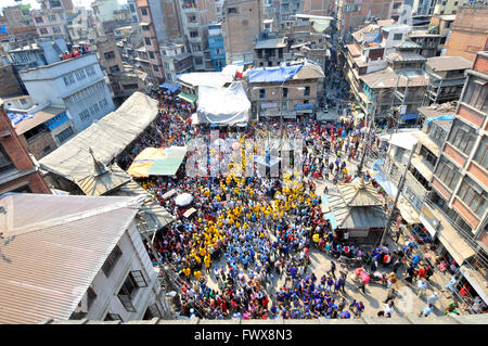 Kathmandu, Nepal. 08 apr, 2016. I devoti hanno partecipato su Pahchare Parba Festival a motivo, Kathmandu, Nepal. Durante il festival, devoti celebrato tre carri di dea Kankeshwori, Bhadrakali Sankata e. I tre giorni del festival termina dopo lo smantellamento del log in legno situato a Indra Chowk, Kathmandu, Nepal. Credito: Narayan Maharjan/Pacific Press/Alamy Live News Foto Stock