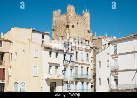 Palais des Archeveques (palazzo arcivescovile) con case a schiera nel centro di Narbonne,Aude,a sud della Francia. Foto Stock