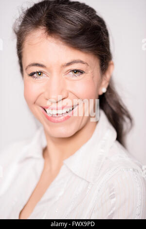 Sorridente donna di mezza età Foto Stock
