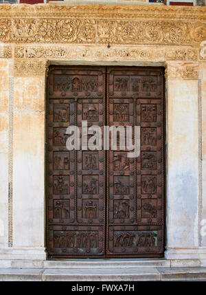 Porta di San Ranieri a Pisa Cattedrale è davanti all'entrata principale del Duomo di Pisa. Foto Stock