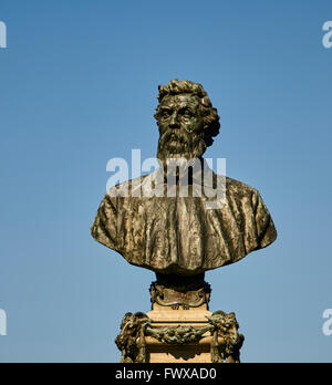 Busto di Benvenuto Cellini sul Ponte Vecchio di Firenze. Benvenuto Cellini (3 novembre 1500 - 13 febbraio 1571) era un italiano Foto Stock