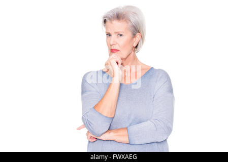Senior donna ist stupita di qualcosa di fronte a uno sfondo bianco Foto Stock