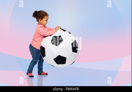 Felice mulatto little Baby girl giocando con sfera Foto Stock