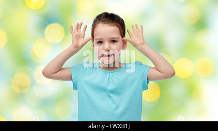 Felice bambina divertendosi e rendendo le orecchie Foto Stock