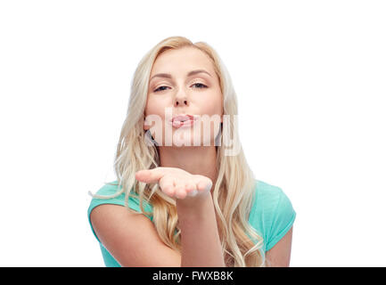 Sorridente giovane donna o ragazza teen invio blow kiss Foto Stock