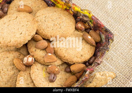 Mandorle e i cookie in un cestello Foto Stock