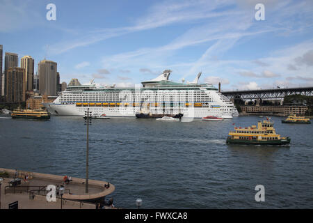 Uno dei molti nave da crociera ormeggiata nel porto di Sydney Australia Foto Stock