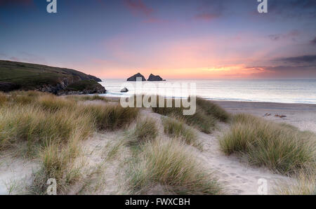 Bel tramonto oltre le dune di sabbia su Holywell Bay vicino a Newquay in Cornovaglia Foto Stock