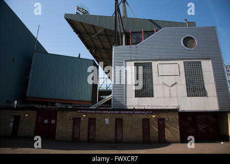 Una vista esterna del sir Trevor Brooking Stand al Boleyn Ground, raffigurato prima del West Ham United ha ospitato il palazzo di cristallo in un Barclays Premier League. Il Boleyn Ground di Upton Park è stato il club di casa dal 1904 fino alla fine della stagione 2015-16 quando si trasferirono in stadio Olimpico costruito per il 2012 Giochi di Londra, vicino a Stratford. La partita si è conclusa con un pareggio per 2-2, guardato da un vicino di capacità folla di 34,857. Foto Stock