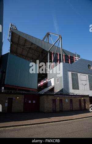 Una vista esterna del sir Trevor Brooking Stand al Boleyn Ground, raffigurato prima del West Ham United ha ospitato il palazzo di cristallo in un Barclays Premier League. Il Boleyn Ground di Upton Park è stato il club di casa dal 1904 fino alla fine della stagione 2015-16 quando si trasferirono in stadio Olimpico costruito per il 2012 Giochi di Londra, vicino a Stratford. La partita si è conclusa con un pareggio per 2-2, guardato da un vicino di capacità folla di 34,857. Foto Stock