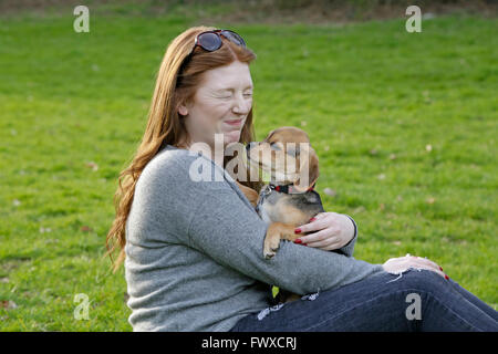 Ritratto di una giovane donna con il suo piccolo cane Foto Stock