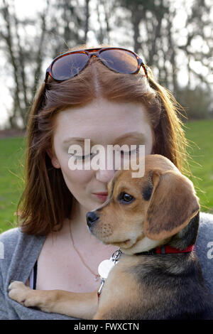 Ritratto di una giovane donna con il suo piccolo cane Foto Stock