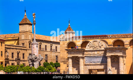 Antico Ponte Romano ingresso Puerta del Puente trionfo San Rafael Mezquita Fiume Guadalquivir Cordoba Spagna Foto Stock