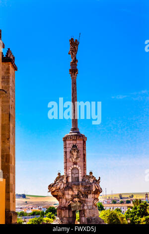 San Rafael trionfo pilastro Mezquita Cordoba Andalusia Spagna. Creato nel 1765, il pilastro dedicato a Arcangelo Rafael Foto Stock