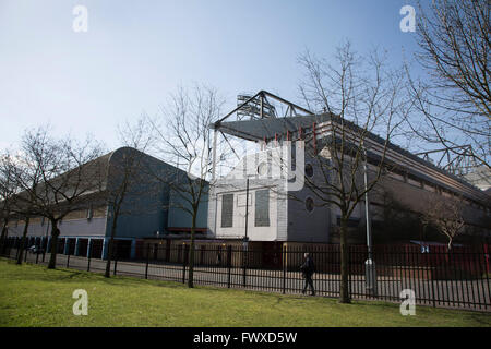 Una vista esterna del sir Trevor Brooking Stand al Boleyn Ground, raffigurato prima del West Ham United ha ospitato il palazzo di cristallo in un Barclays Premier League. Il Boleyn Ground di Upton Park è stato il club di casa dal 1904 fino alla fine della stagione 2015-16 quando si trasferirono in stadio Olimpico costruito per il 2012 Giochi di Londra, vicino a Stratford. La partita si è conclusa con un pareggio per 2-2, guardato da un vicino di capacità folla di 34,857. Foto Stock