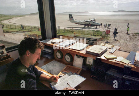 I passeggeri a bordo di un Twin Otter aeromobili a Isle of Barra aeroporto. Vista dalla torre di controllo. Foto Stock