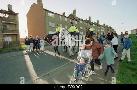 I cavalli della polizia pattuglia Easterhouse station wagon di Glasgow come una strategia dopo la guerra fra bande. Foto Stock