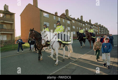 I cavalli della polizia pattuglia Easterhouse station wagon di Glasgow come una strategia dopo la guerra fra bande. Foto Stock