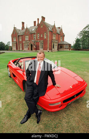 Eddie (Edward) Stobart, figlio di Eddie Stobart, fondatore della logistica impero. Visto qui con la sua Ferrari al di fuori della casa di famiglia vicino a Carlisle. Foto Stock