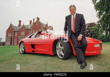 Eddie (Edward) Stobart, figlio di Eddie Stobart, fondatore della logistica impero. Visto qui con la sua Ferrari al di fuori della casa di famiglia vicino a Carlisle. Foto Stock
