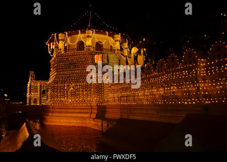 Vista notturna del tempio del Dente durante Kandy Esala Perahera, Kandy, Sri Lanka Foto Stock