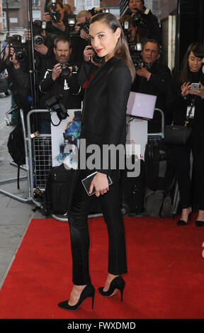 Attrice israeliana e modello Gal Gadot assiste il Regno Unito Premiere di criminali a Curzon Mayfair di Londra, Inghilterra. Il 7 aprile 2016. © Paul Treadway Foto Stock