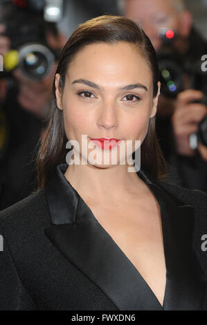 Attrice israeliana e modello Gal Gadot assiste il Regno Unito Premiere di criminali a Curzon Mayfair di Londra, Inghilterra. Il 7 aprile 2016. © Paul Treadway Foto Stock