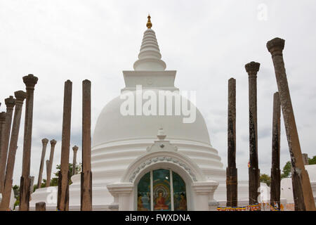 Il Dagoba Thuparamaya, Anuradhapura (Patrimonio Mondiale dell'UNESCO), Sri Lanka Foto Stock